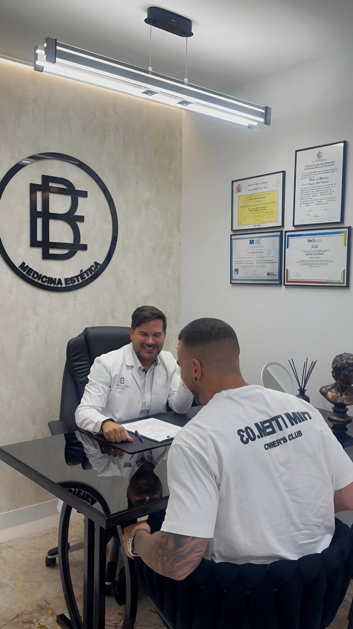 El Dr. Bidot explica la valoración de la fosa temporal durante una consulta.