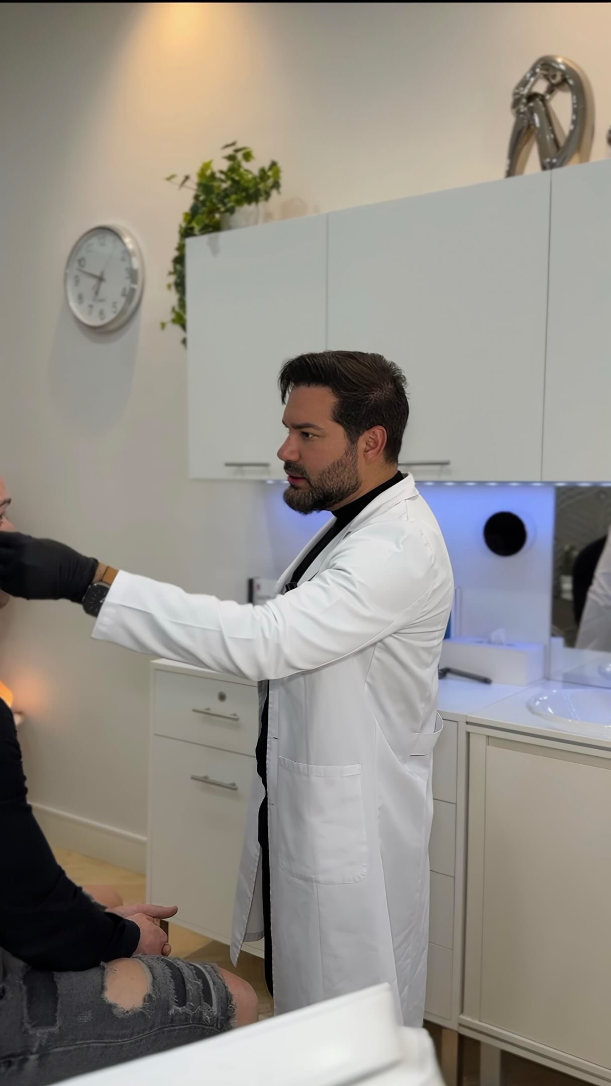 El Dr. Bidot durante una valoración facial, en la miniatura de su reel sobre armonización.