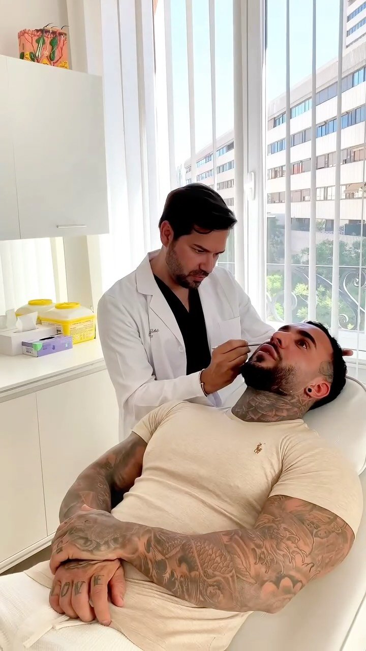 Miniatura del reel del Dr. Bidot sobre medicina estética masculina y naturalidad.