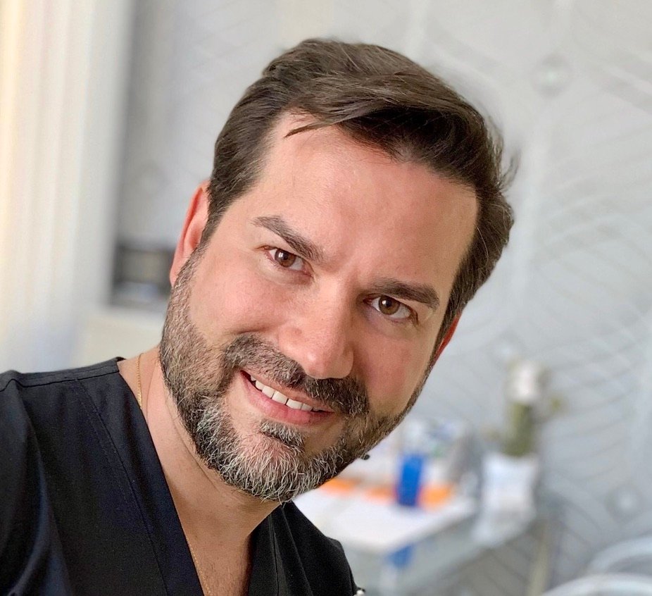 Retrato del Dr. Y. Bidot González, fundador de Bidot Aesthetic News