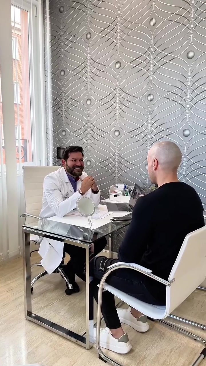 El Dr. Bidot conversa con un paciente durante una valoración en consulta.